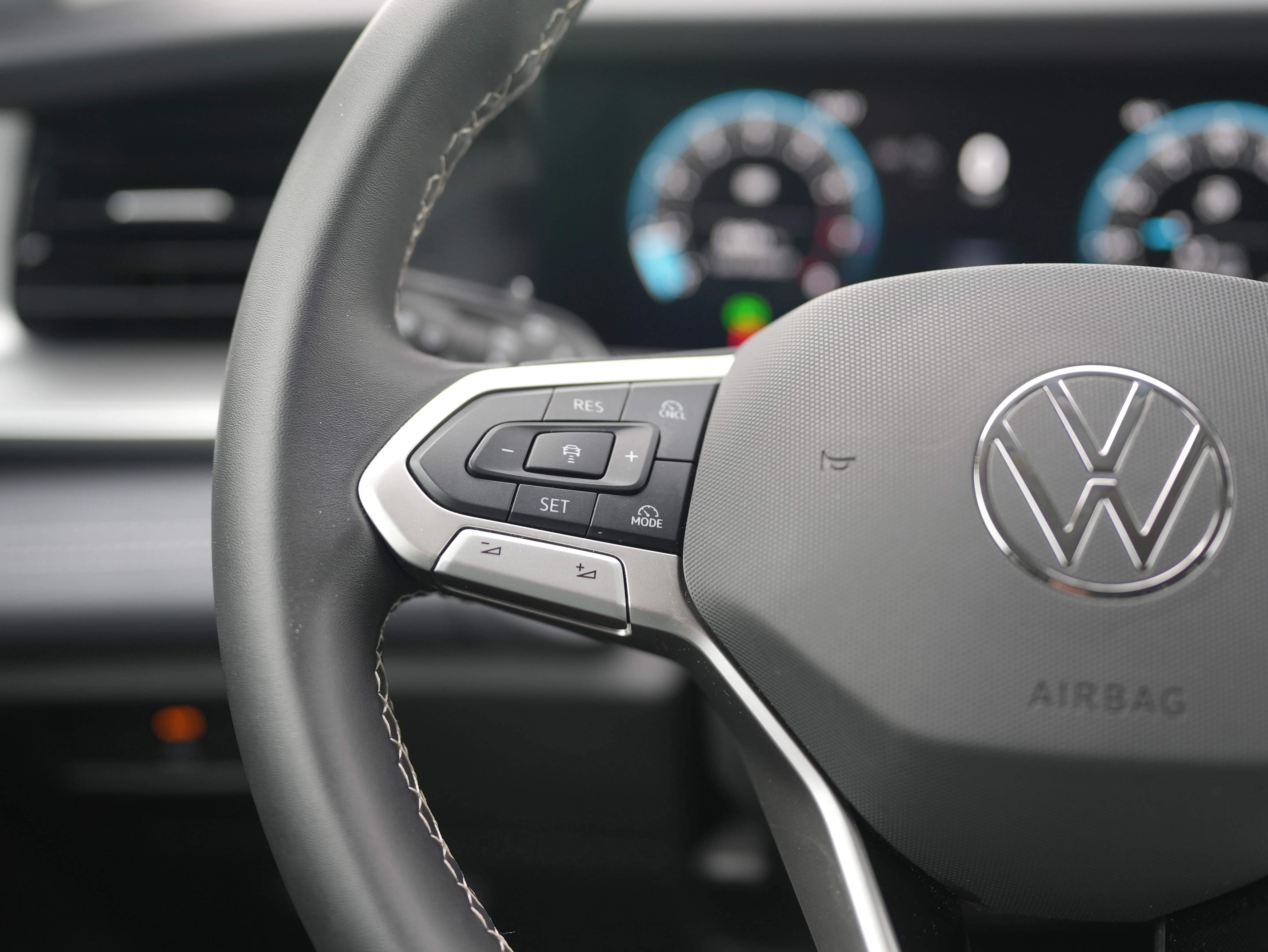 Used 2025 Black Volkswagen SE image 18