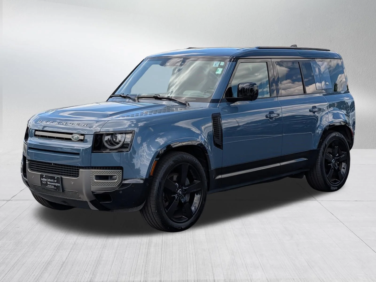 Used 2024 Tasman Blue Metallic Land Rover X-Dynamic SE image 3