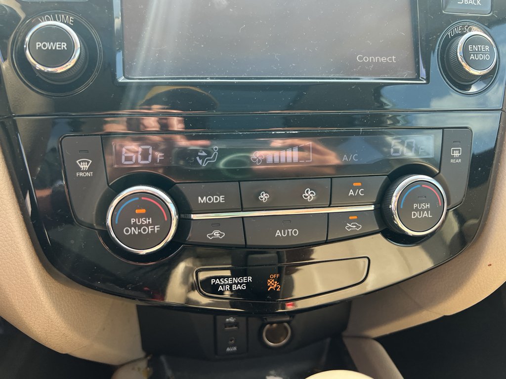Used 2015 Arctic Blue Metallic Nissan SL image 18