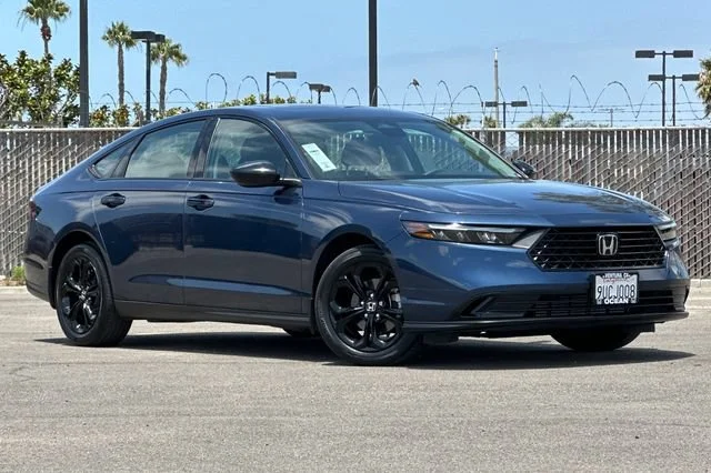 Certified Used 2025 Canyon River Blue Metallic Honda SE image 35