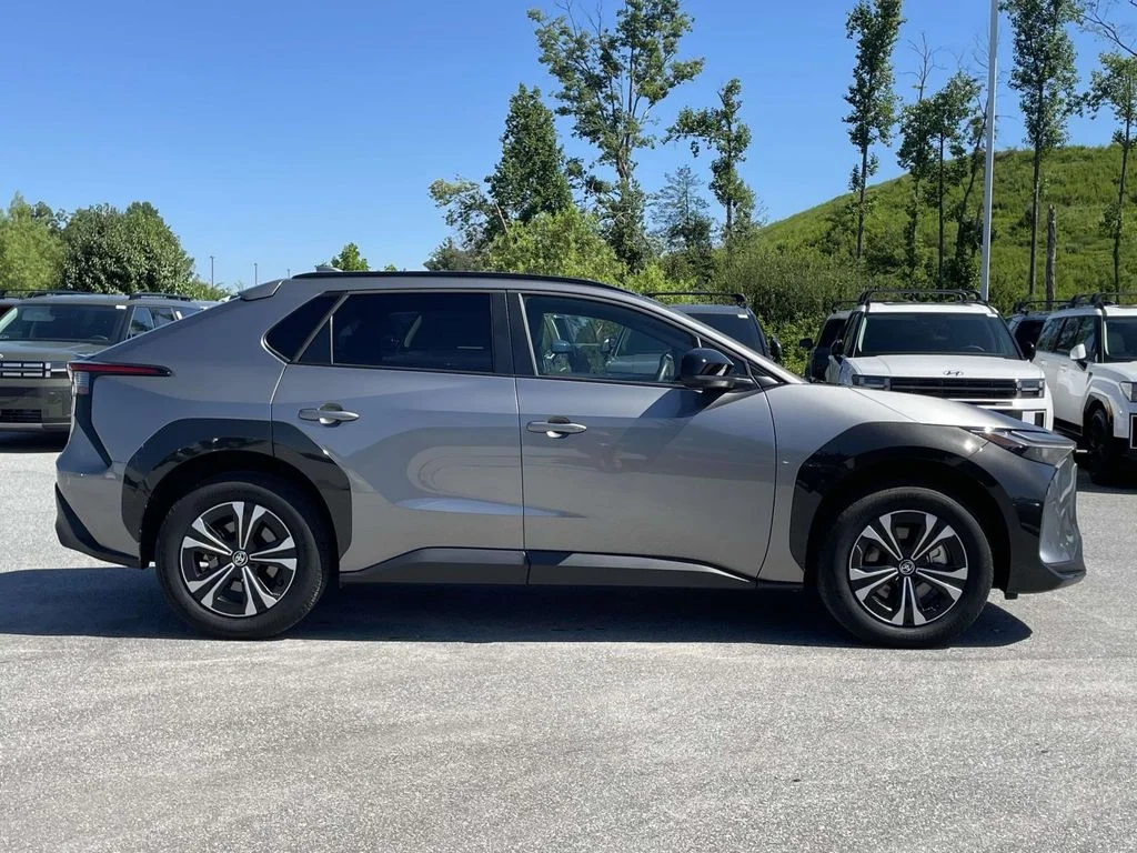 Used 2025 Heavy Metal Toyota XLE image 28