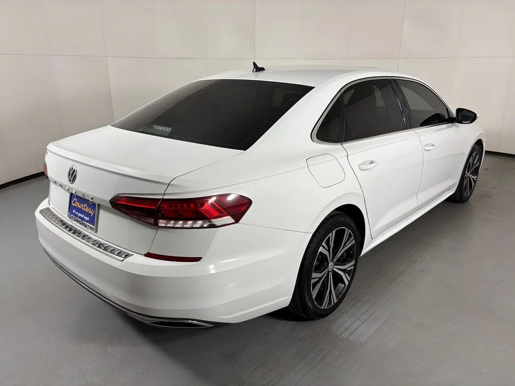 Used 2022  Volkswagen 2.0T SE image 8