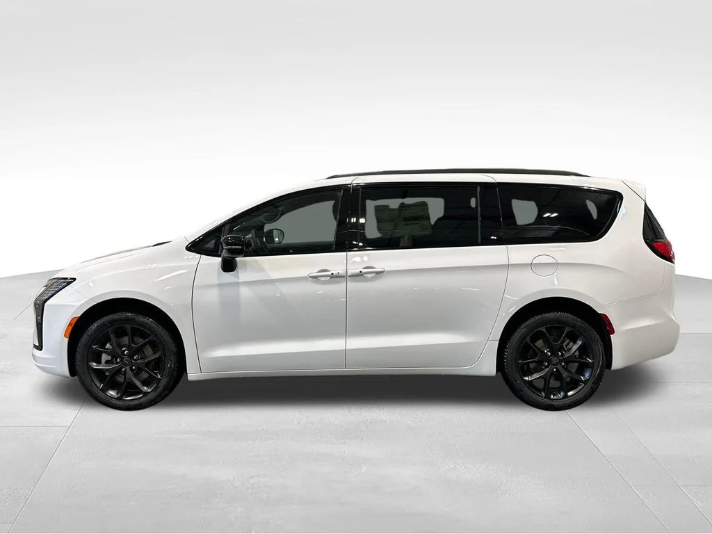 New 2027 Bright White Clear-Coat Exterior Paint Chrysler Limited image 4