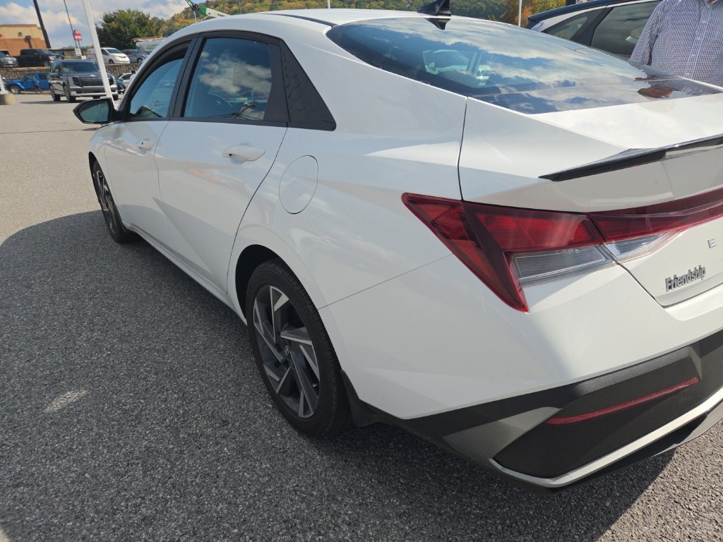 Used 2025 White Hyundai SEL Sport image 2