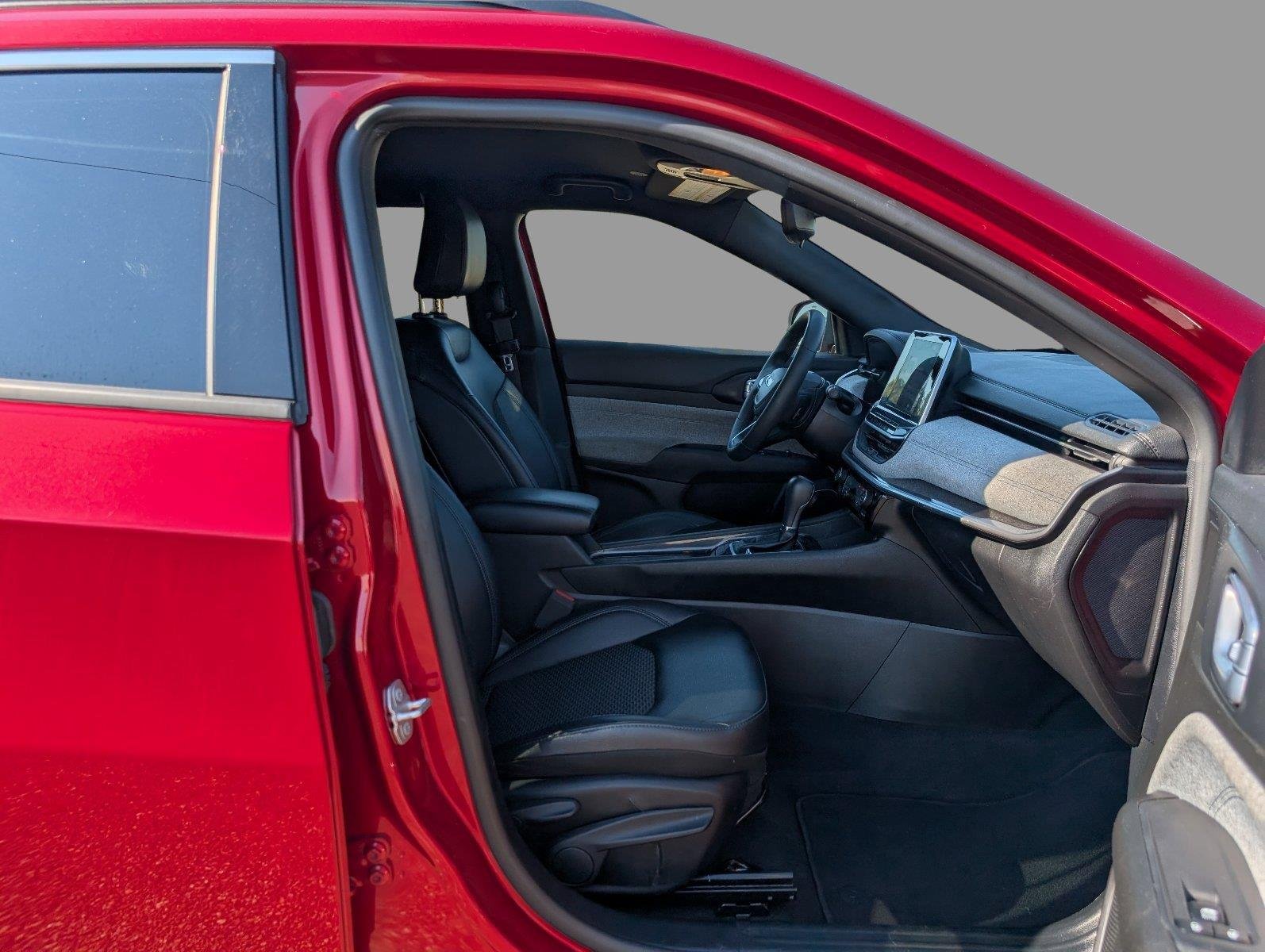 Used 2025 Red Hot Pearlcoat Jeep Latitude image 20
