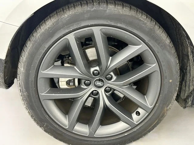 Used 2025 White Land Rover SE image 28