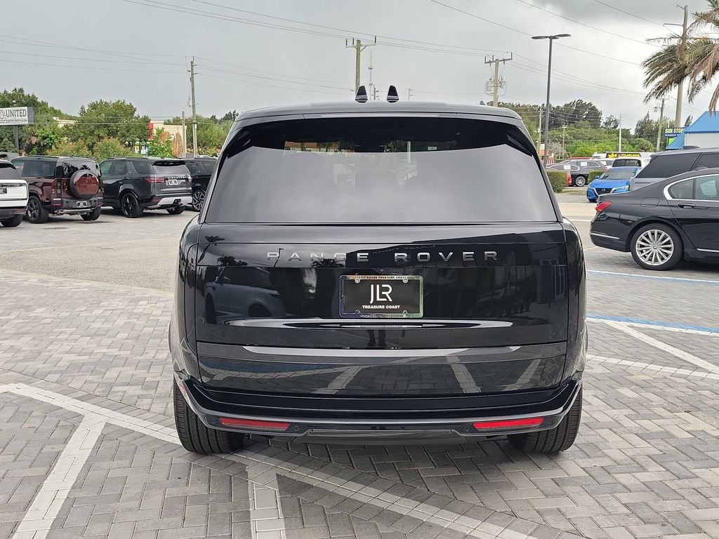 New 2027 Santorini Black Land Rover SE image 4