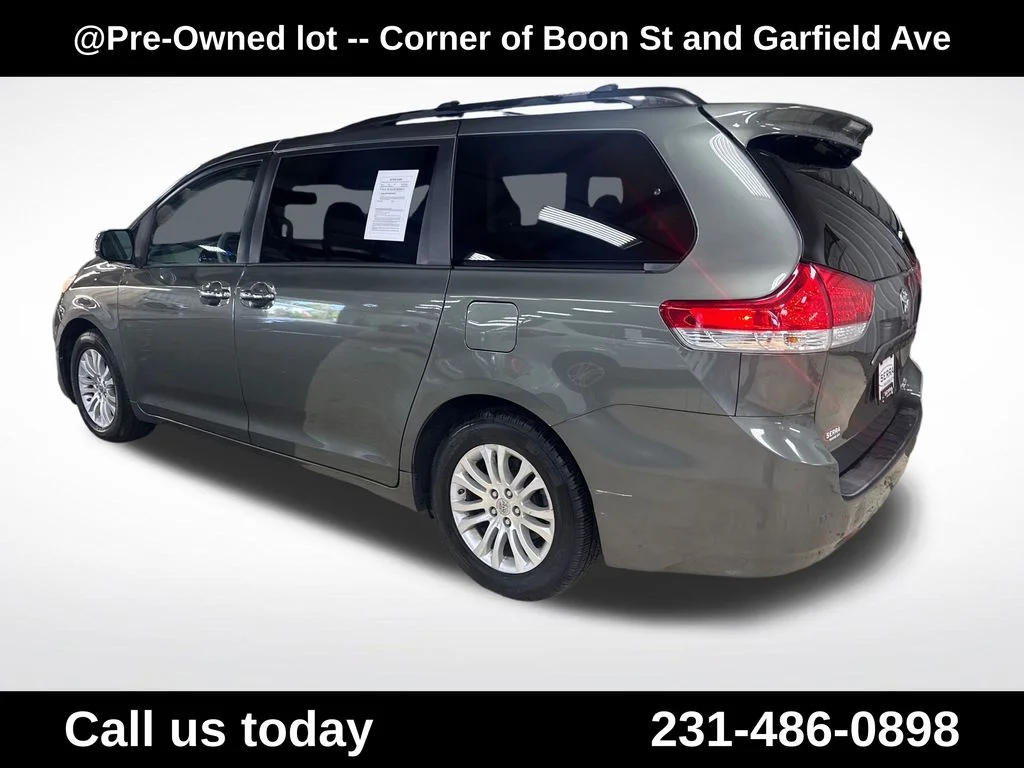 Used 2013 Green Toyota XLE image 3