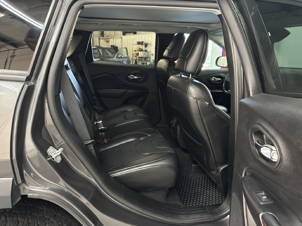 Used 2019 Crystal Metallic Jeep Trailhawk image 17