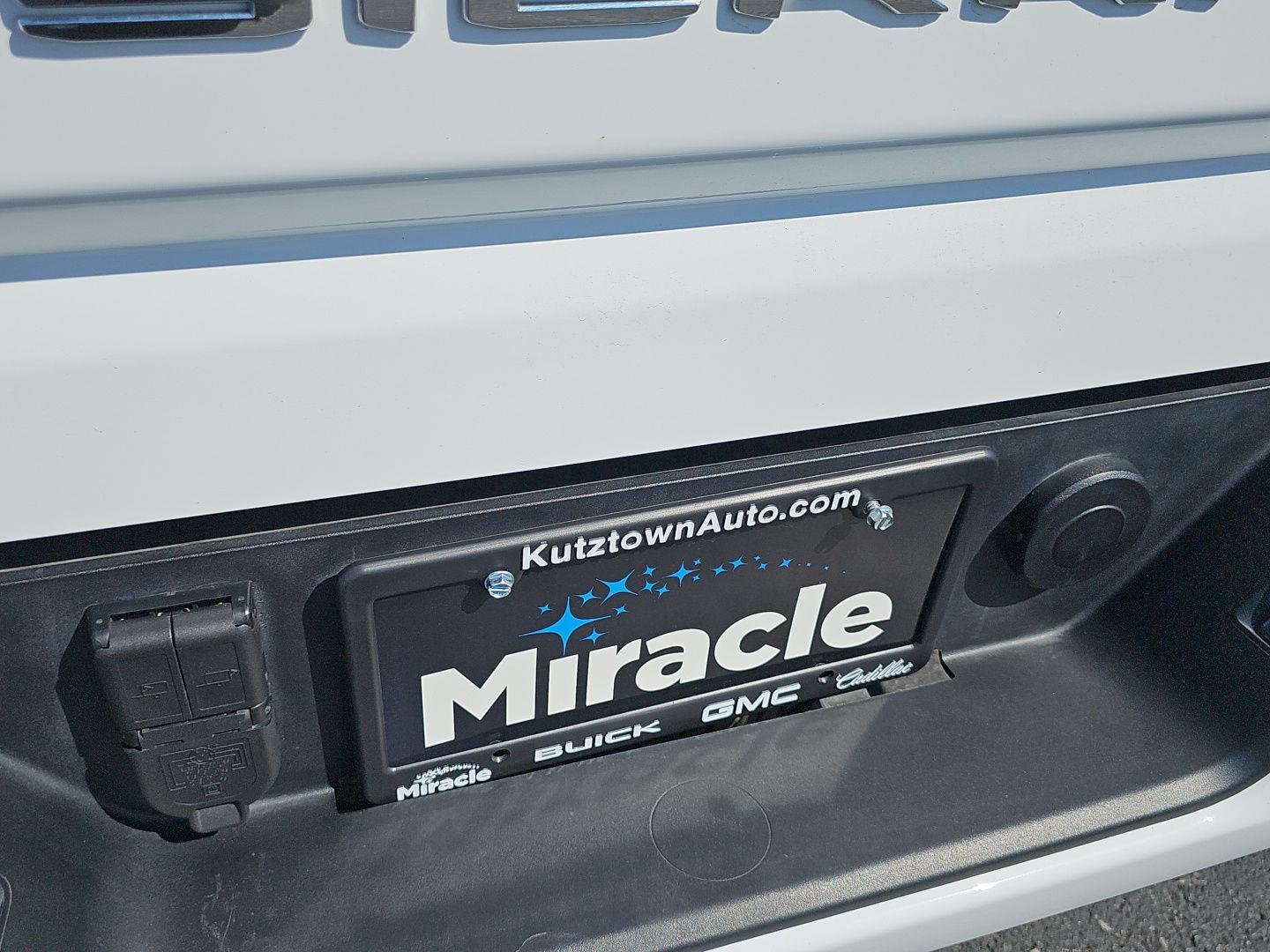 Used 2025 Summit White GMC AT4 image 30