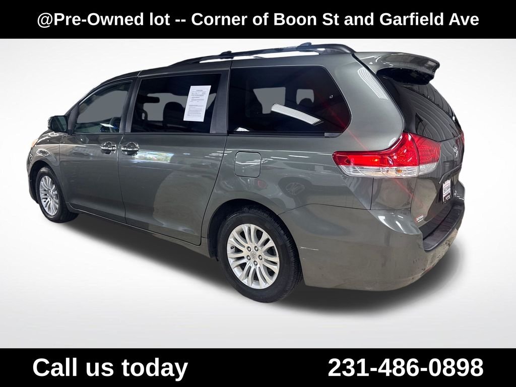 Used 2013 Green Toyota XLE image 3