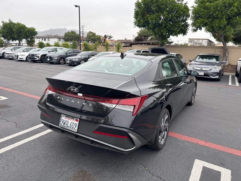 2025 Hyundai Elantra SEL - Photo 3