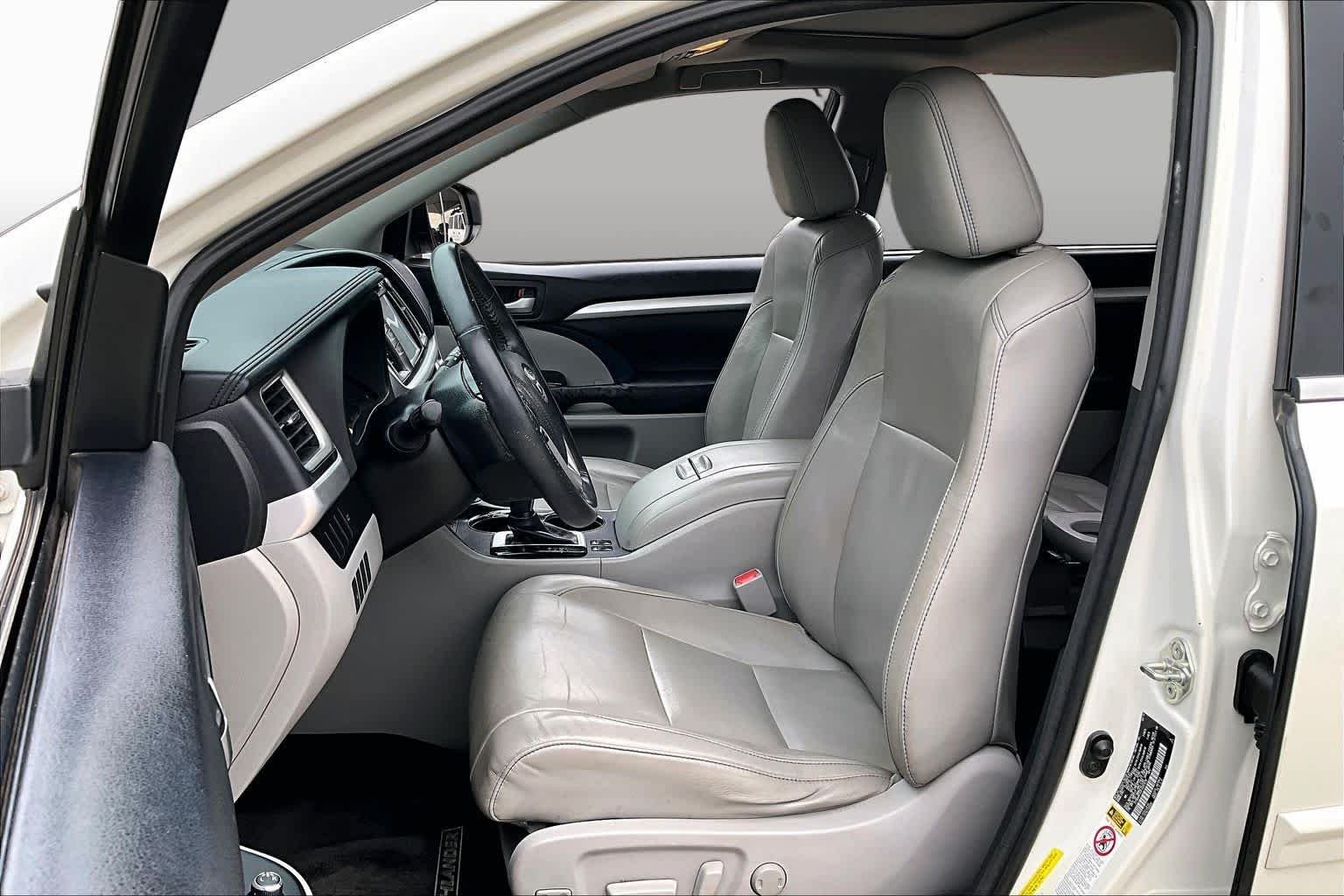 Used 2015 Blizzard Pearl Toyota XLE image 7