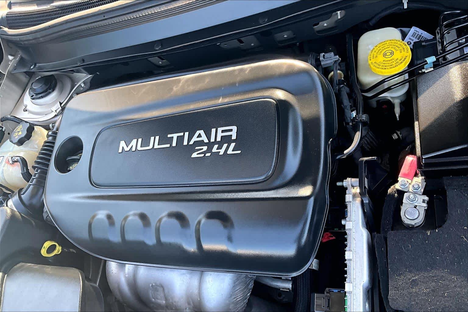 Used 2015 Cashmere Pearlcoat Jeep Sport image 33