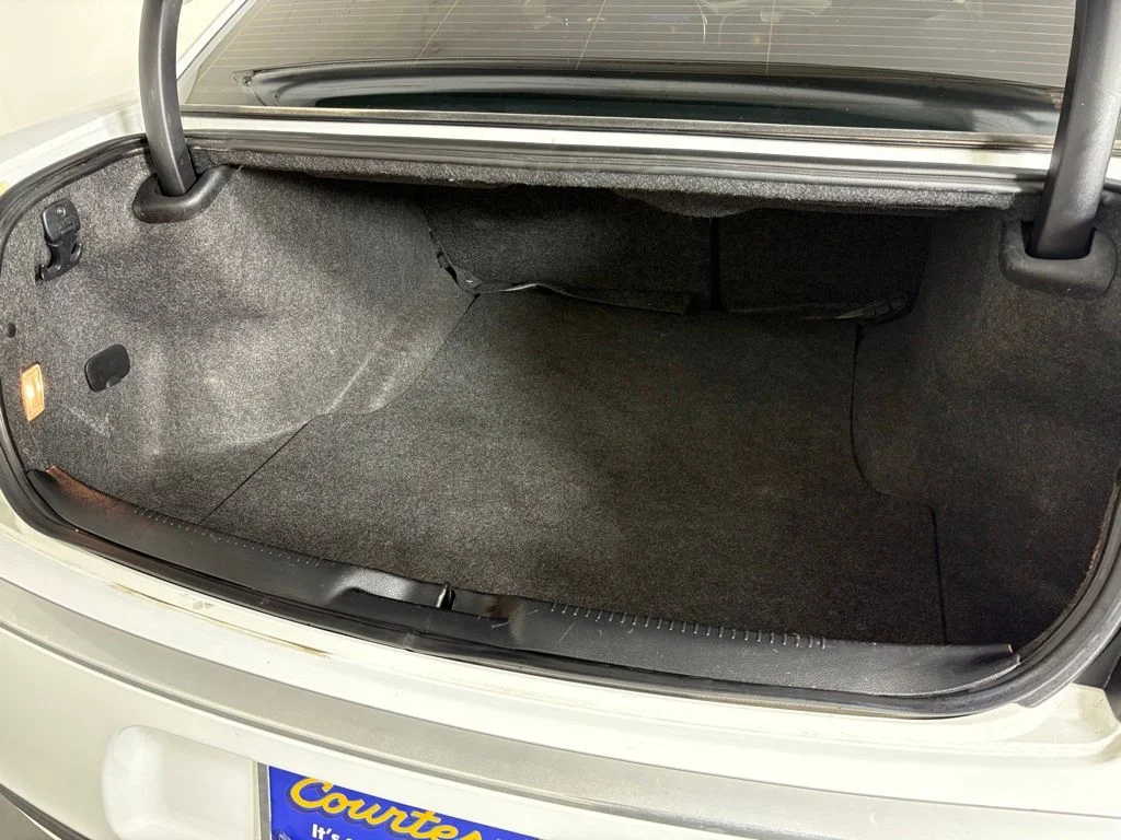 Used 2019 White Chrysler Touring image 18