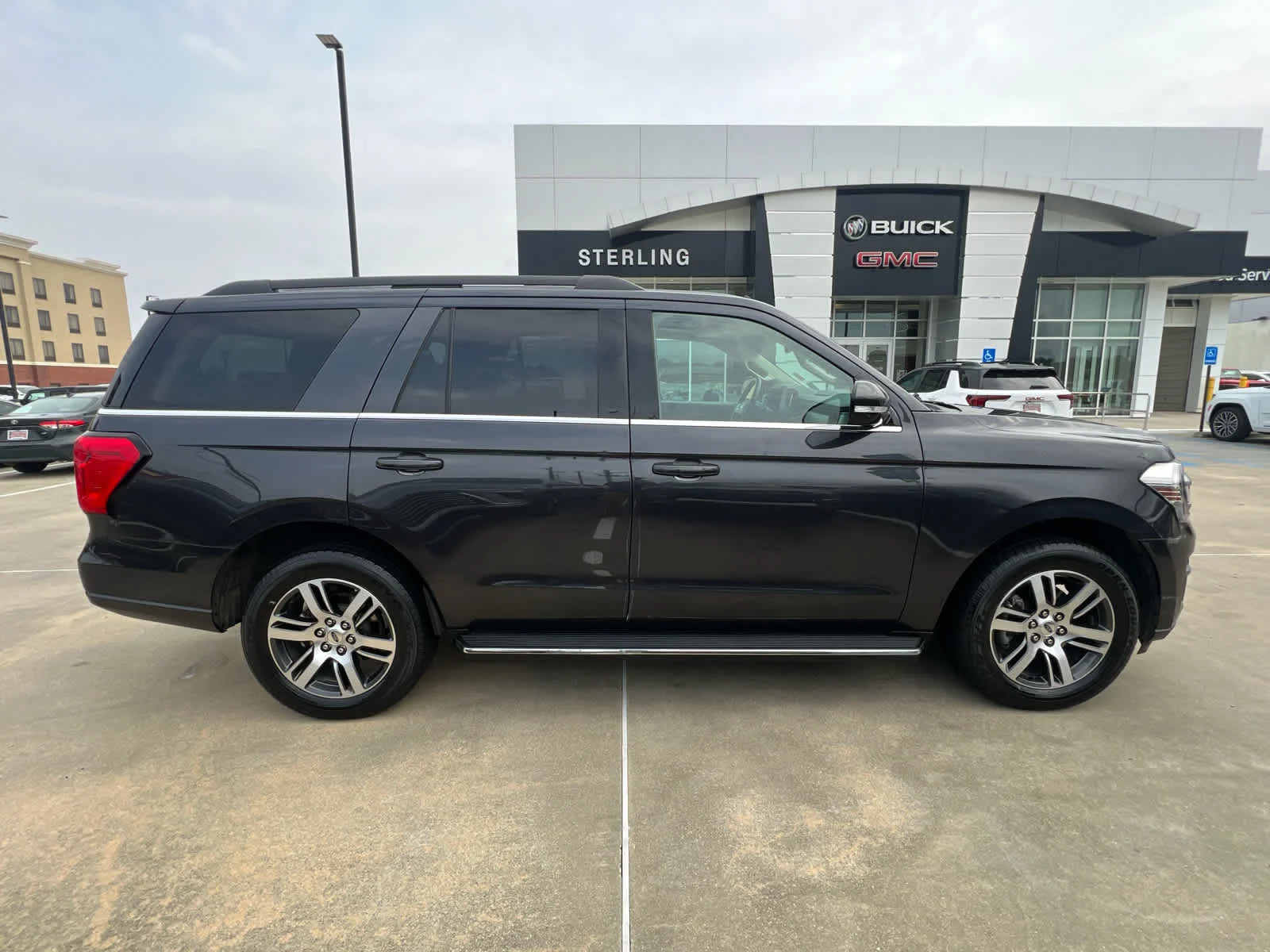 2022 Ford Expedition XLT's photo