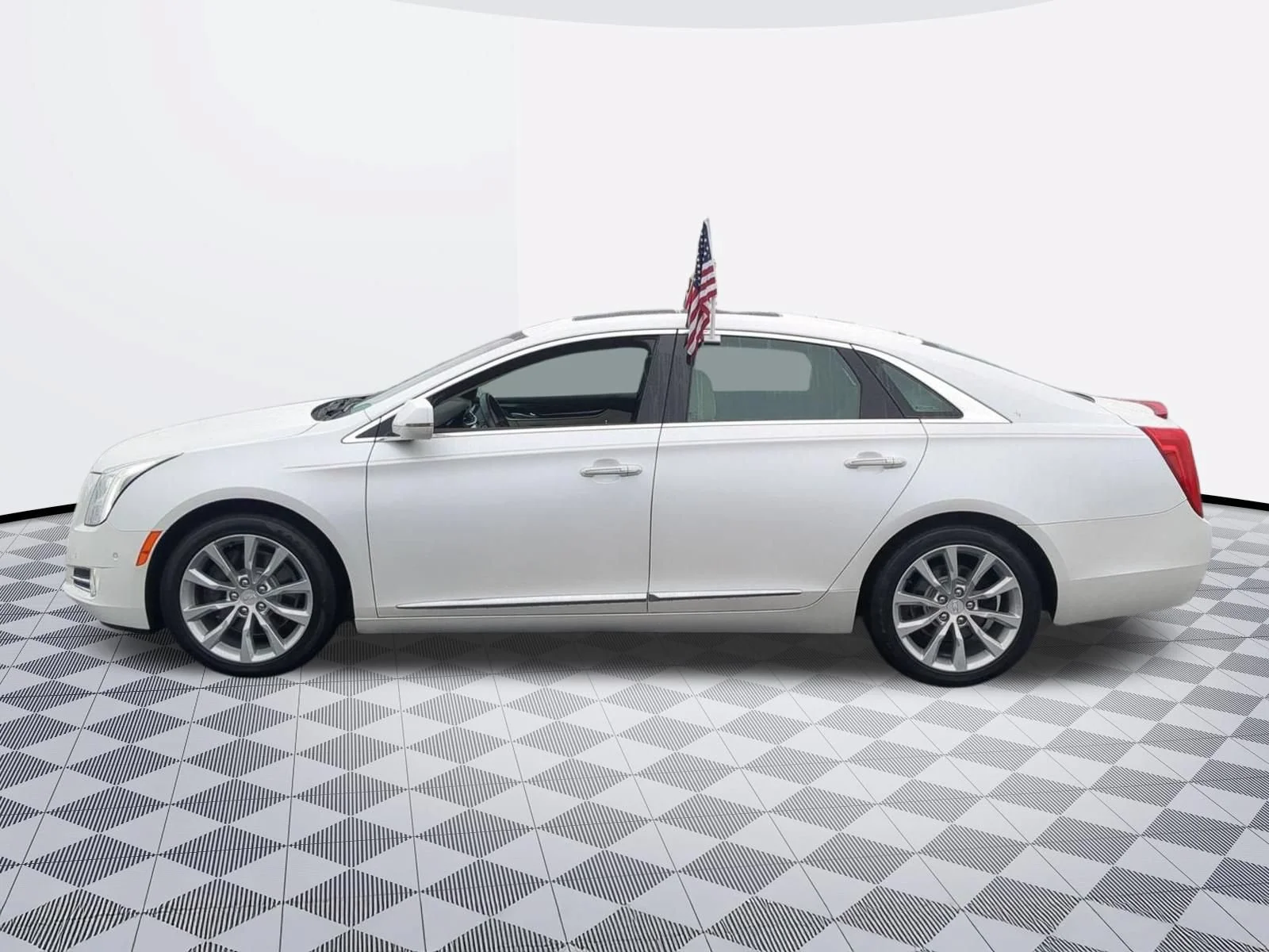 Used 2016 Crystal White Tricoat Cadillac Luxury Collection image 4
