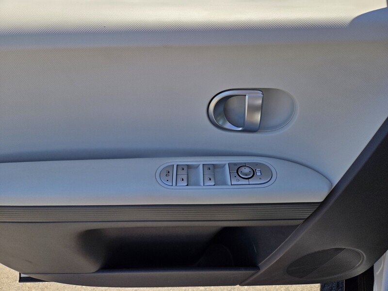 Used 2023 White HYUNDAI SE RWD image 17