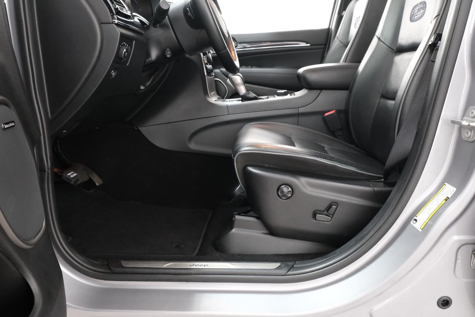 Used 2020 Billet Silver Metallic Clearcoat Jeep Overland image 32