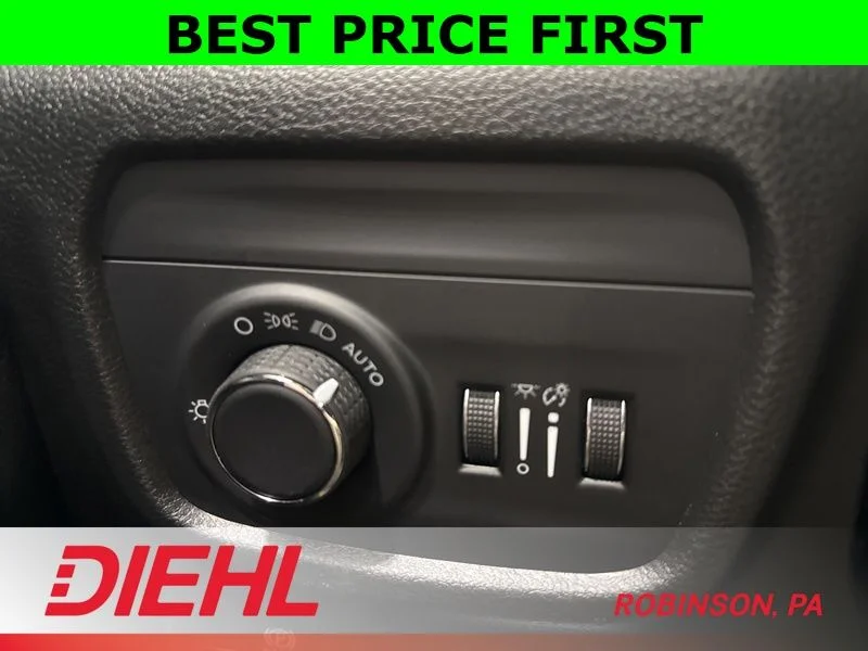 New 2026 Bright White Clear-Coat Exterior Paint Jeep Altitude image 23
