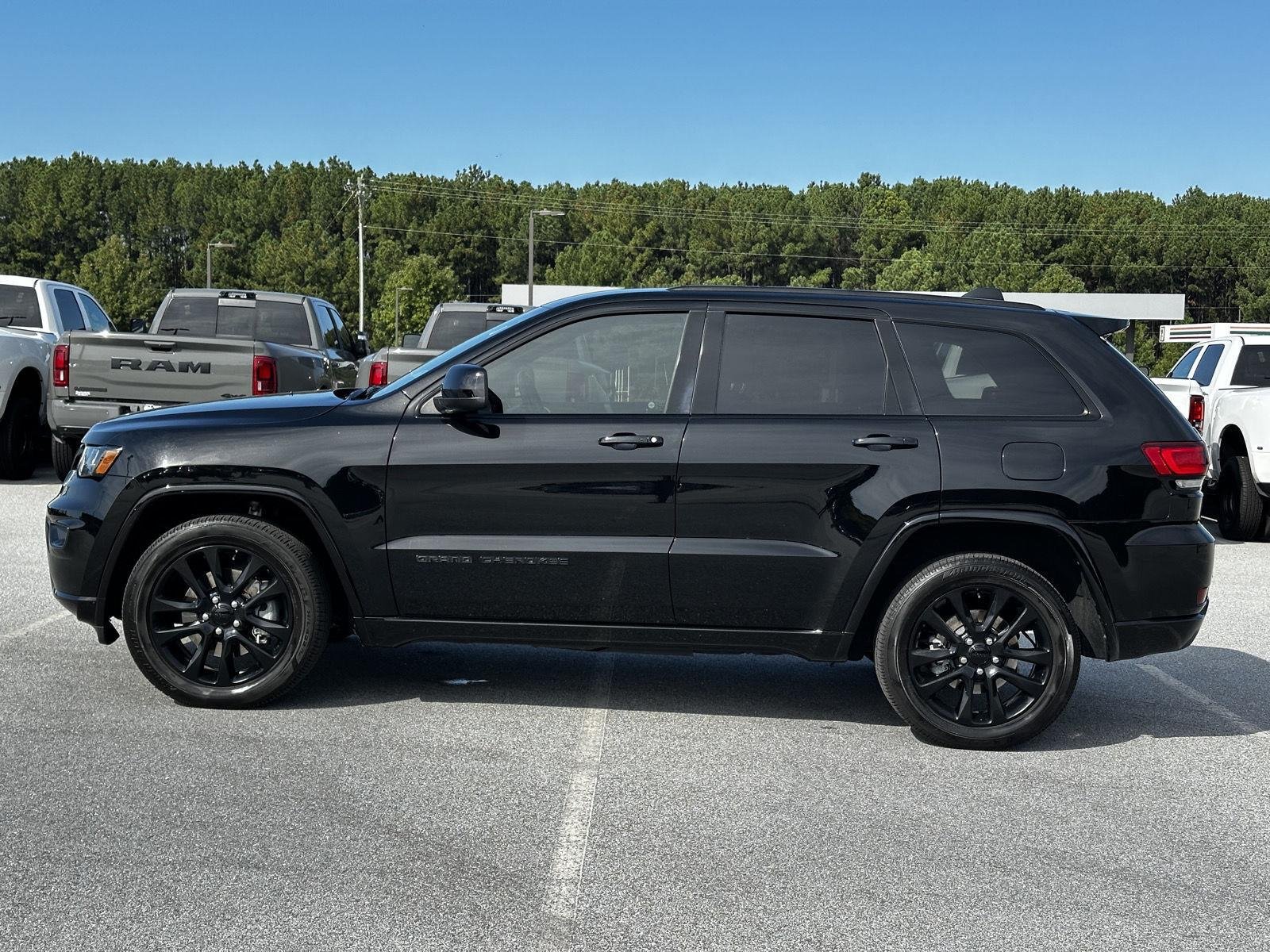Certified Used 2021 Diamond Black Crystal Pearlcoat Jeep Laredo X image 14
