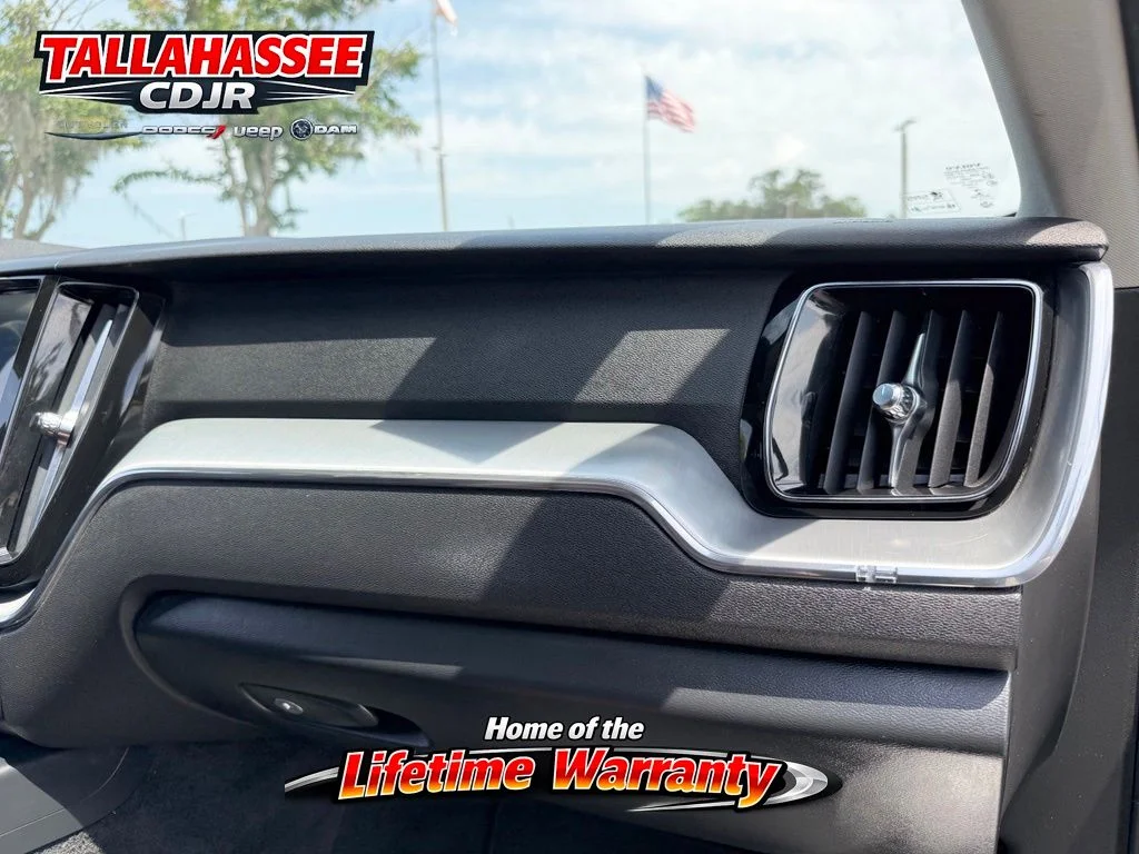 Used 2018 Gray Metallic Volvo T5 Momentum image 32