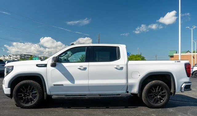 Used 2025 White GMC Elevation image 9