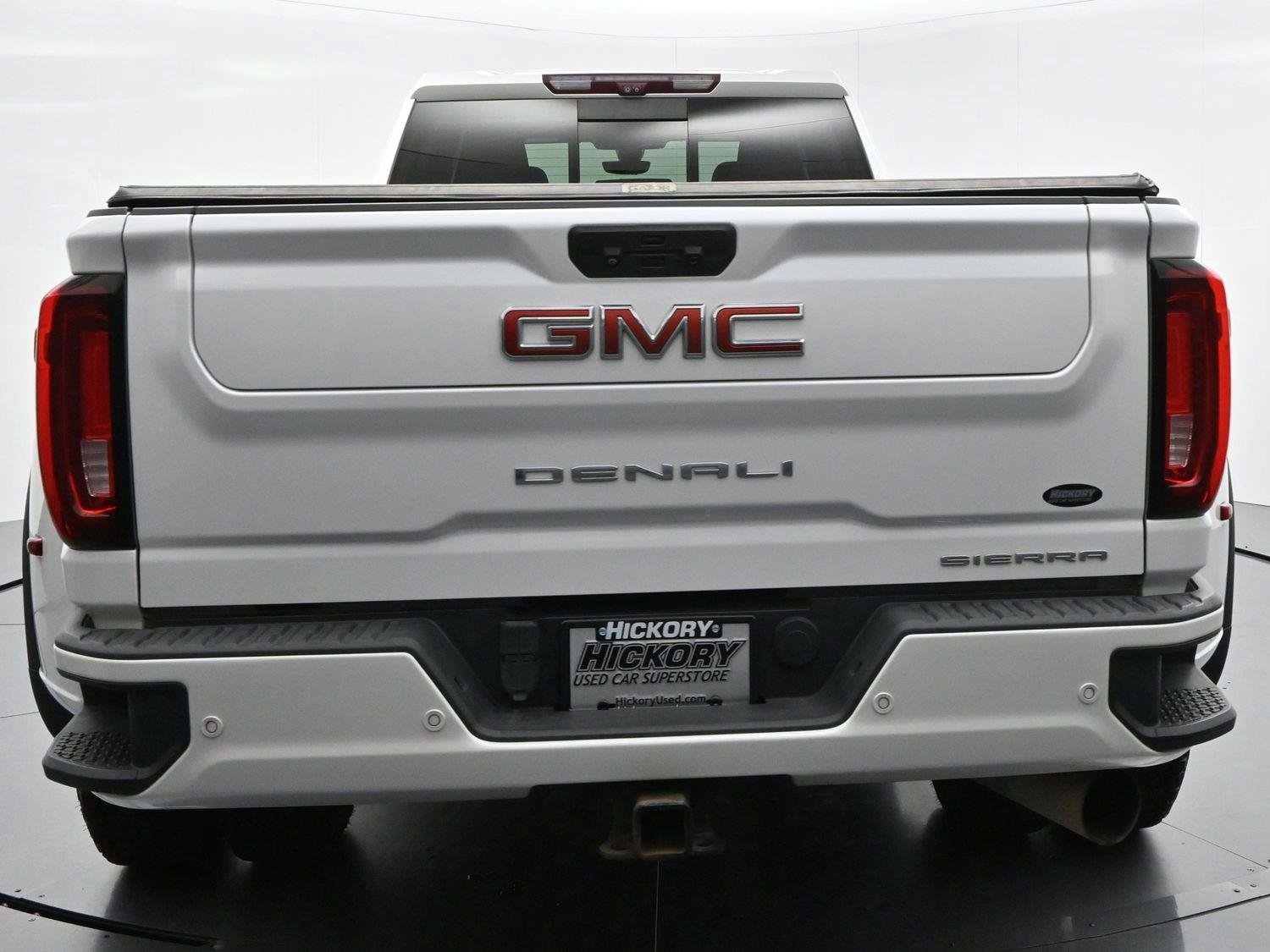 Used 2022 White Frost Tricoat GMC Denali image 6