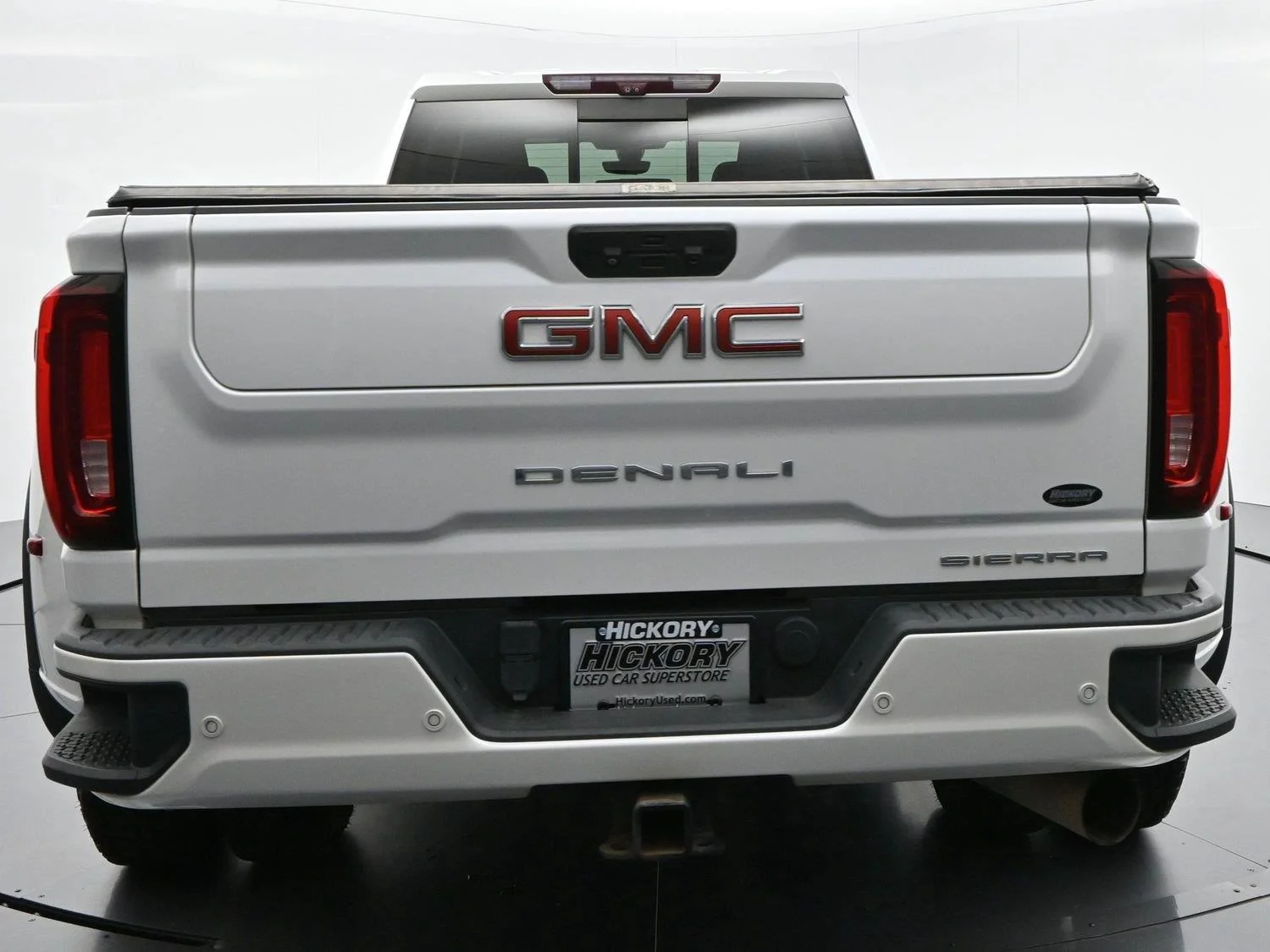 Used 2022 White Frost Tricoat GMC Denali image 6