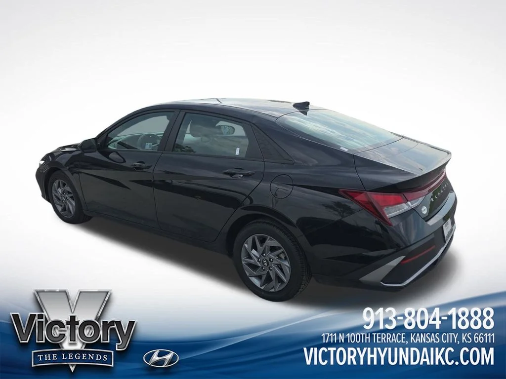 Used 2024 Black Hyundai SEL image 3