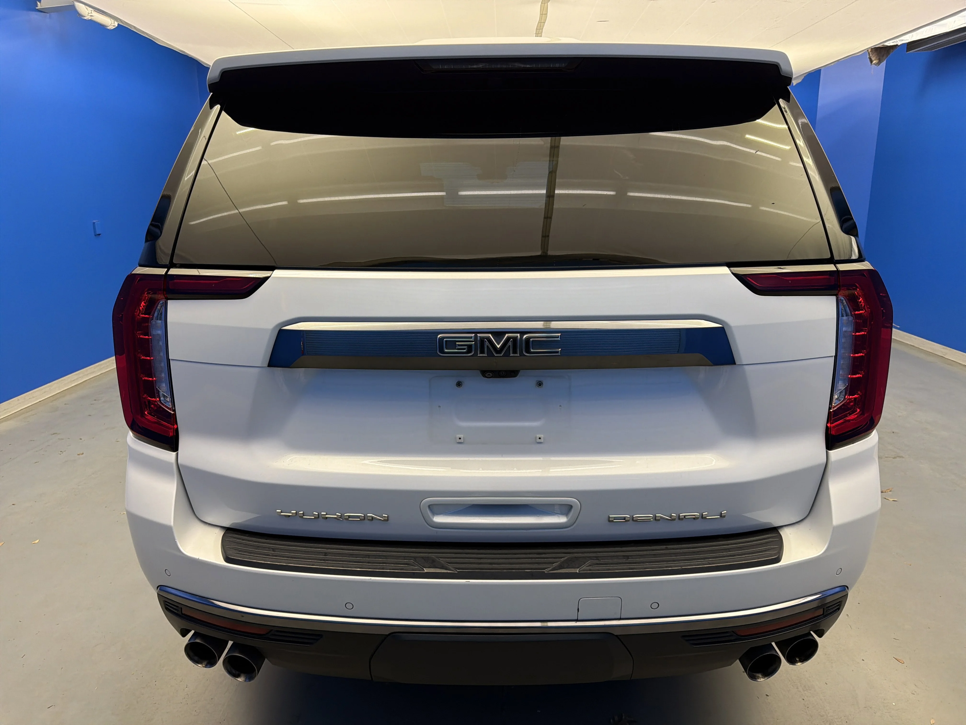 Used 2023 White Frost Tricoat GMC Denali Ultimate image 6