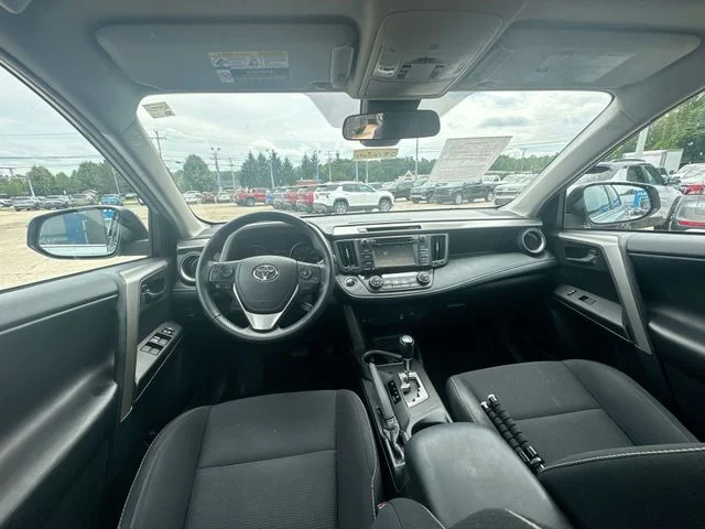 Used 2018 Silver Toyota XLE image 22