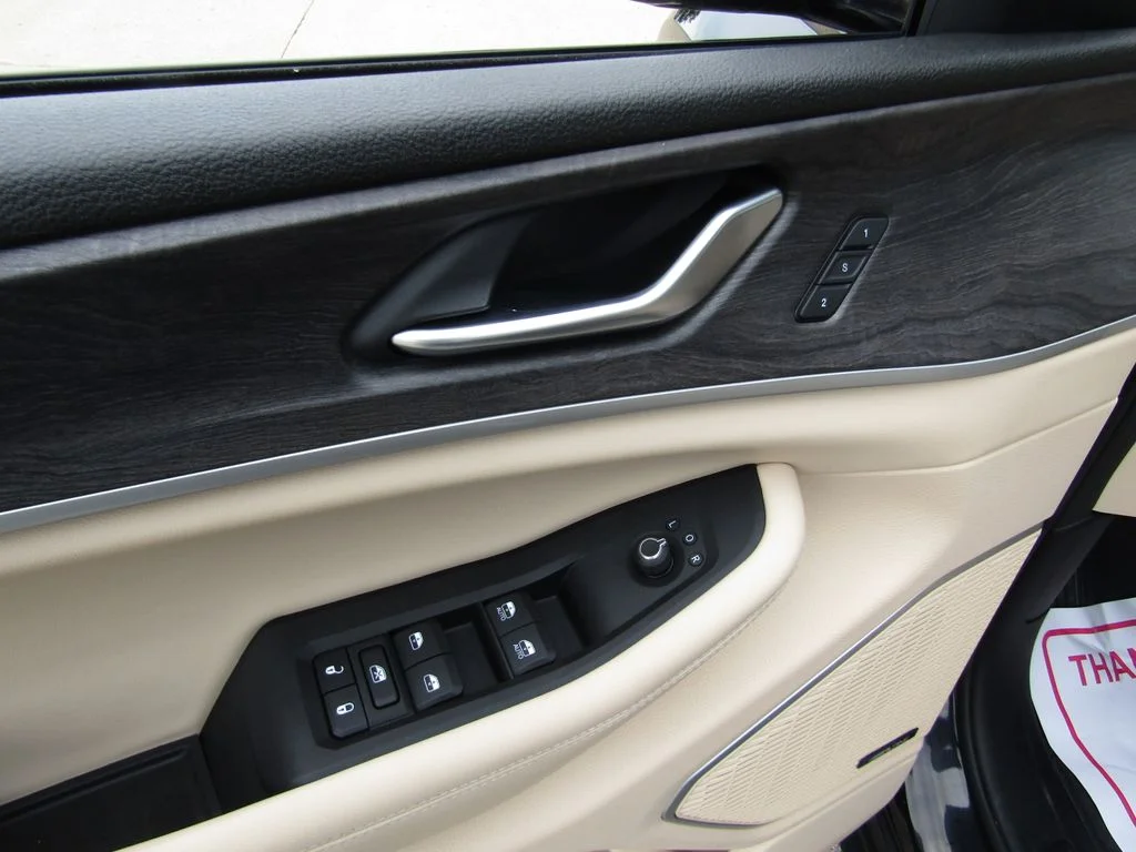 Used 2022 Black Jeep Limited image 25