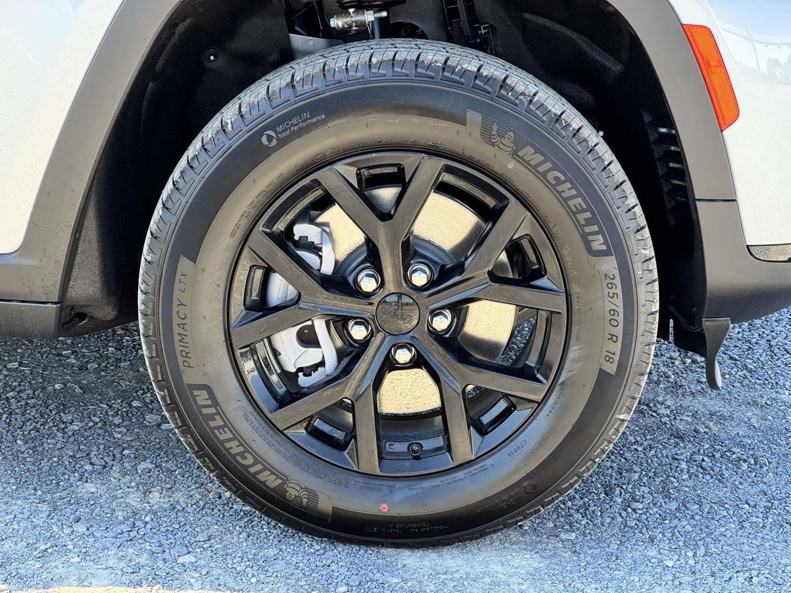 New 2025 Silver Zynith Exterior Paint Jeep Altitude X image 25