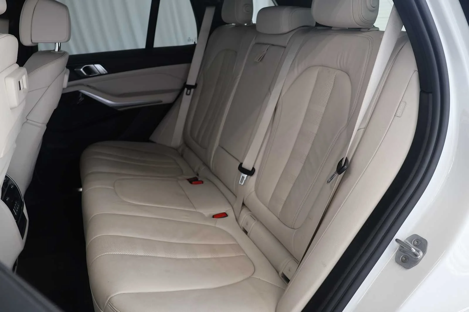 Used 2020 Mineral White Metallic BMW sDrive40i image 25