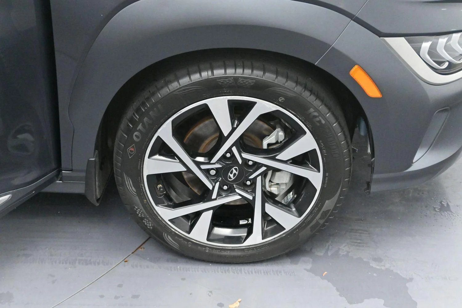 Used 2022 Thunder Gray Hyundai Limited image 32
