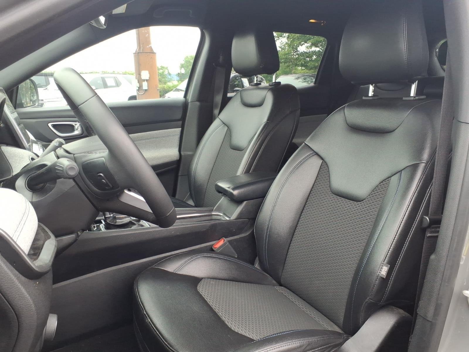 Used 2024 Sting-Gray Clearcoat Jeep Latitude image 17