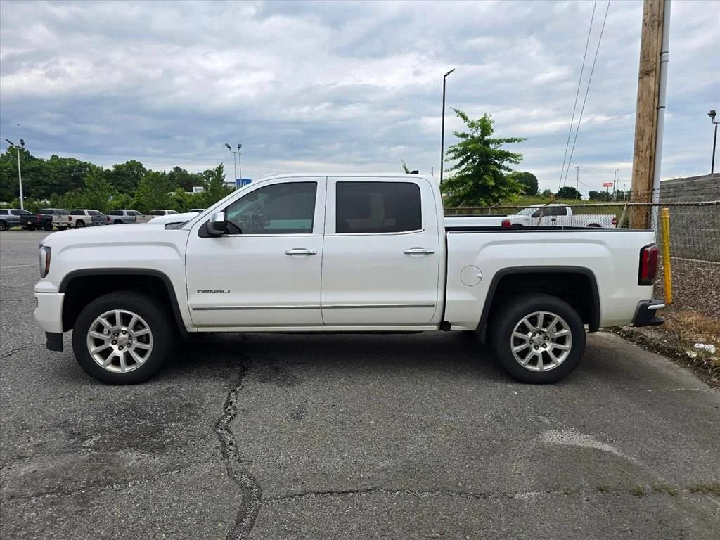 Used 2018 WHITE FROST TRICOAT GMC Denali image 10