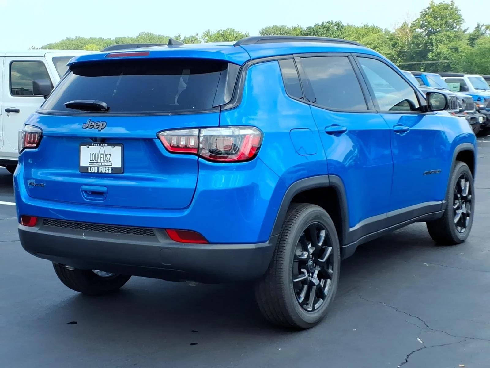 New 2026 Hydro Blue Pearl-Coat Exterior Paint Jeep Latitude image 16