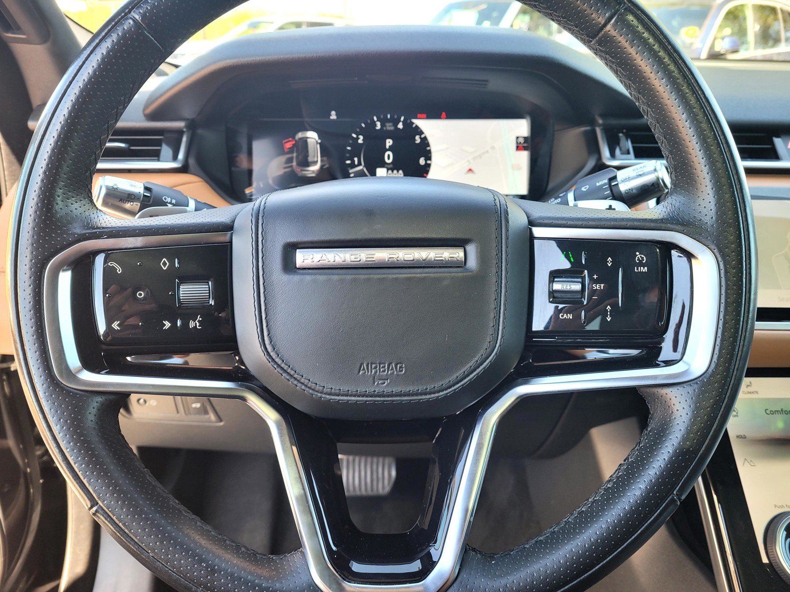 Used 2021 Black Land Rover R-Dynamic HSE image 24