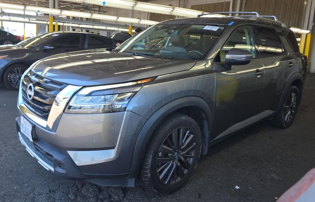 2023 Nissan Pathfinder SL