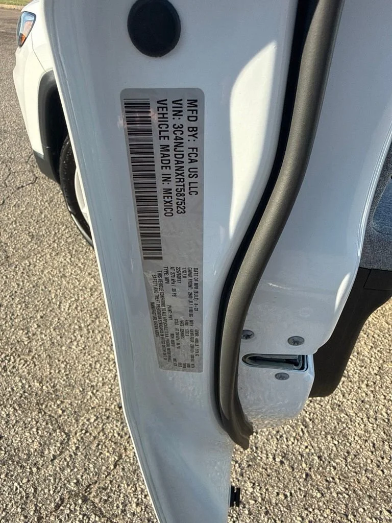 Used 2024  Jeep Sport image 33