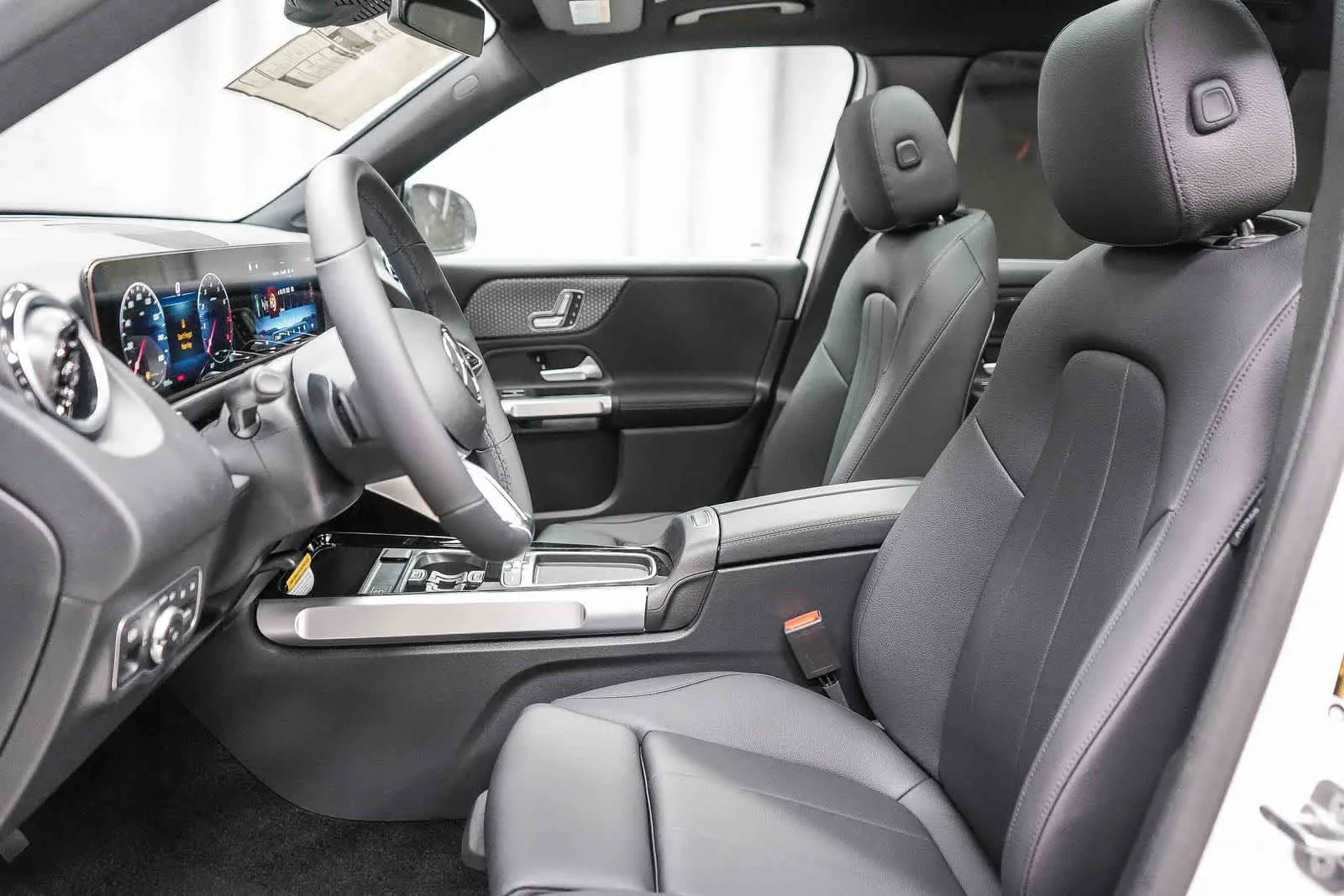 New 2026 Polar White Mercedes-Benz GLB 250 image 64