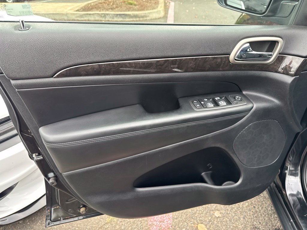 Used 2013 Brilliant Black Crystal Pearlcoat Jeep Laredo image 5