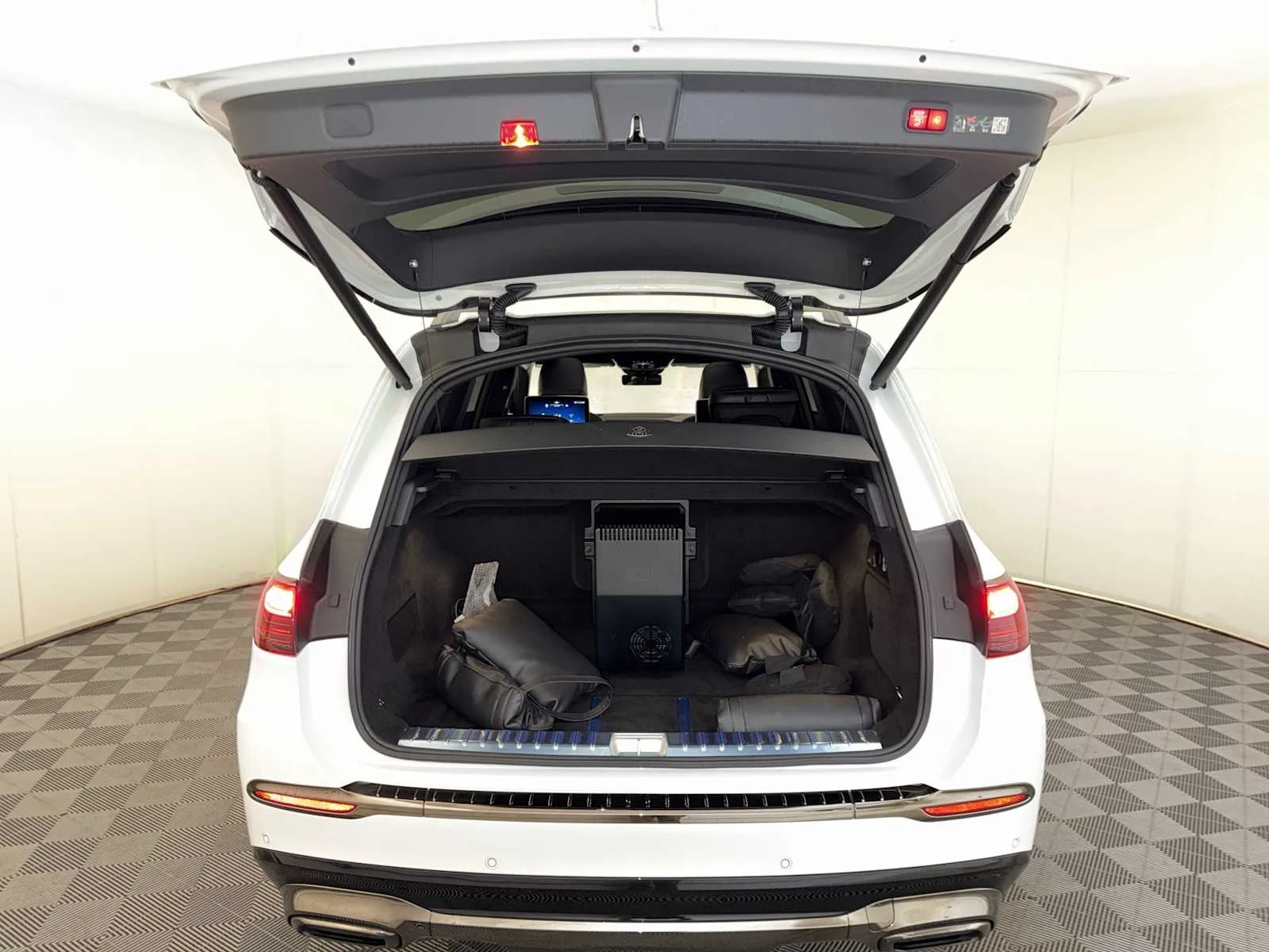 Used 2025 MANUFAKTUR Moonlight White Metallic Mercedes-Benz Maybach GLS 600 image 22