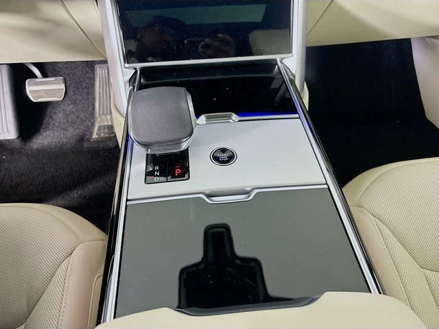 Used 2025 White Land Rover Autobiography image 19