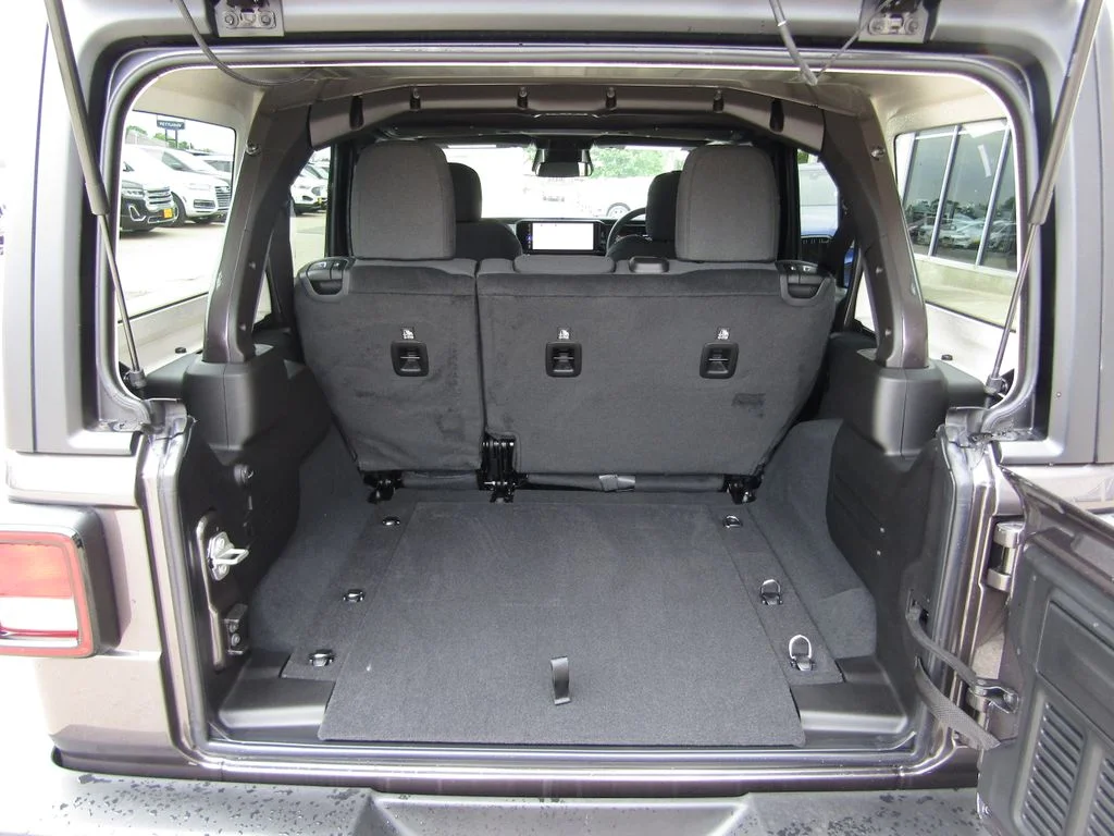New 2026 Granite Crystal Metallic Clearcoat Jeep Sport RHD image 25
