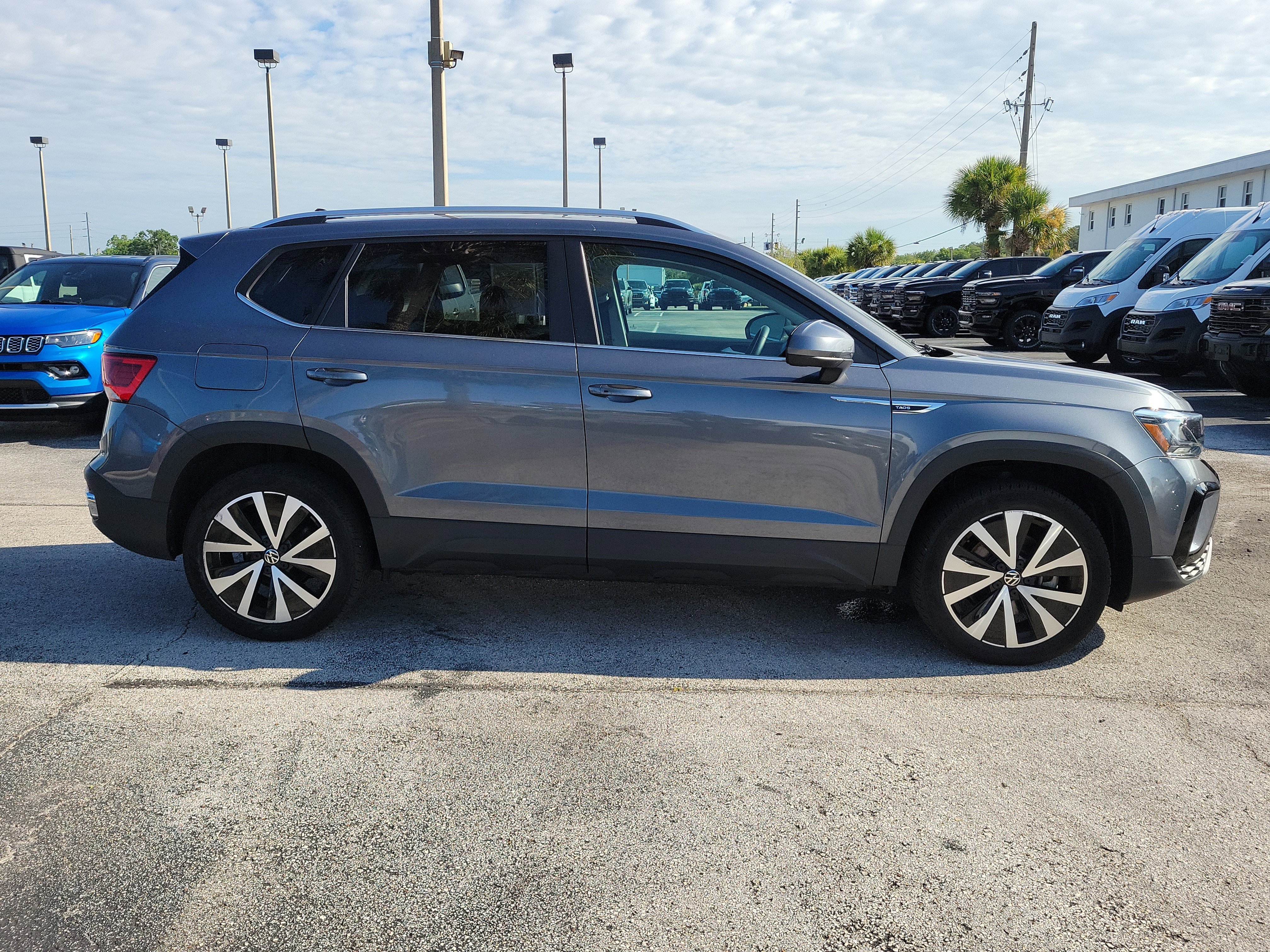 Used 2023  Volkswagen SE image 8
