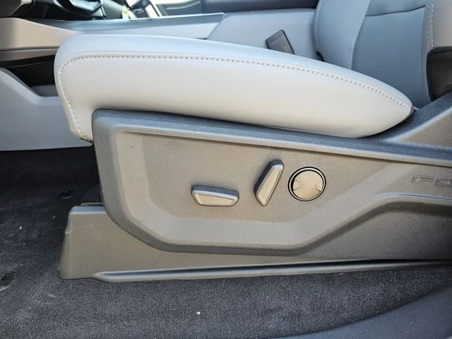 2025 Ford F-150 Lightning Flash - Photo 13