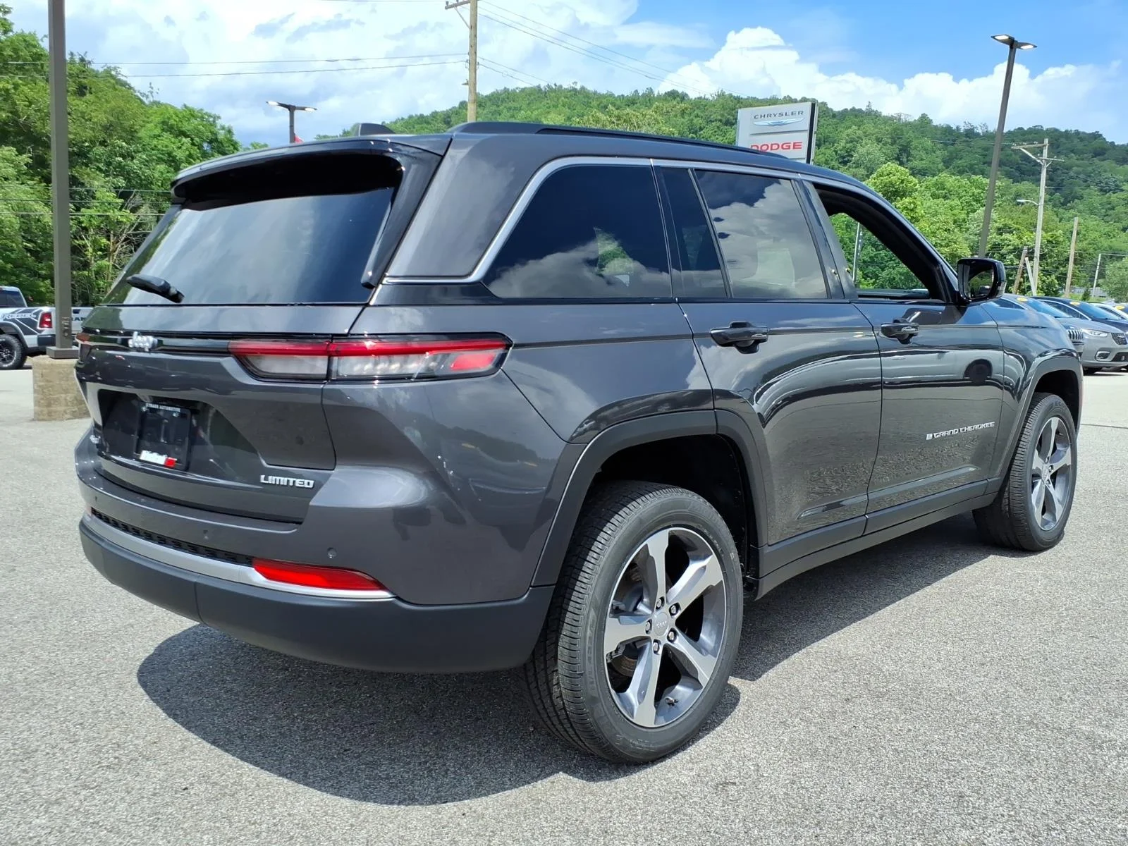 New 2026 Baltic Gray Metallic Clear-Coat Exterior Paint Jeep Limited image 2